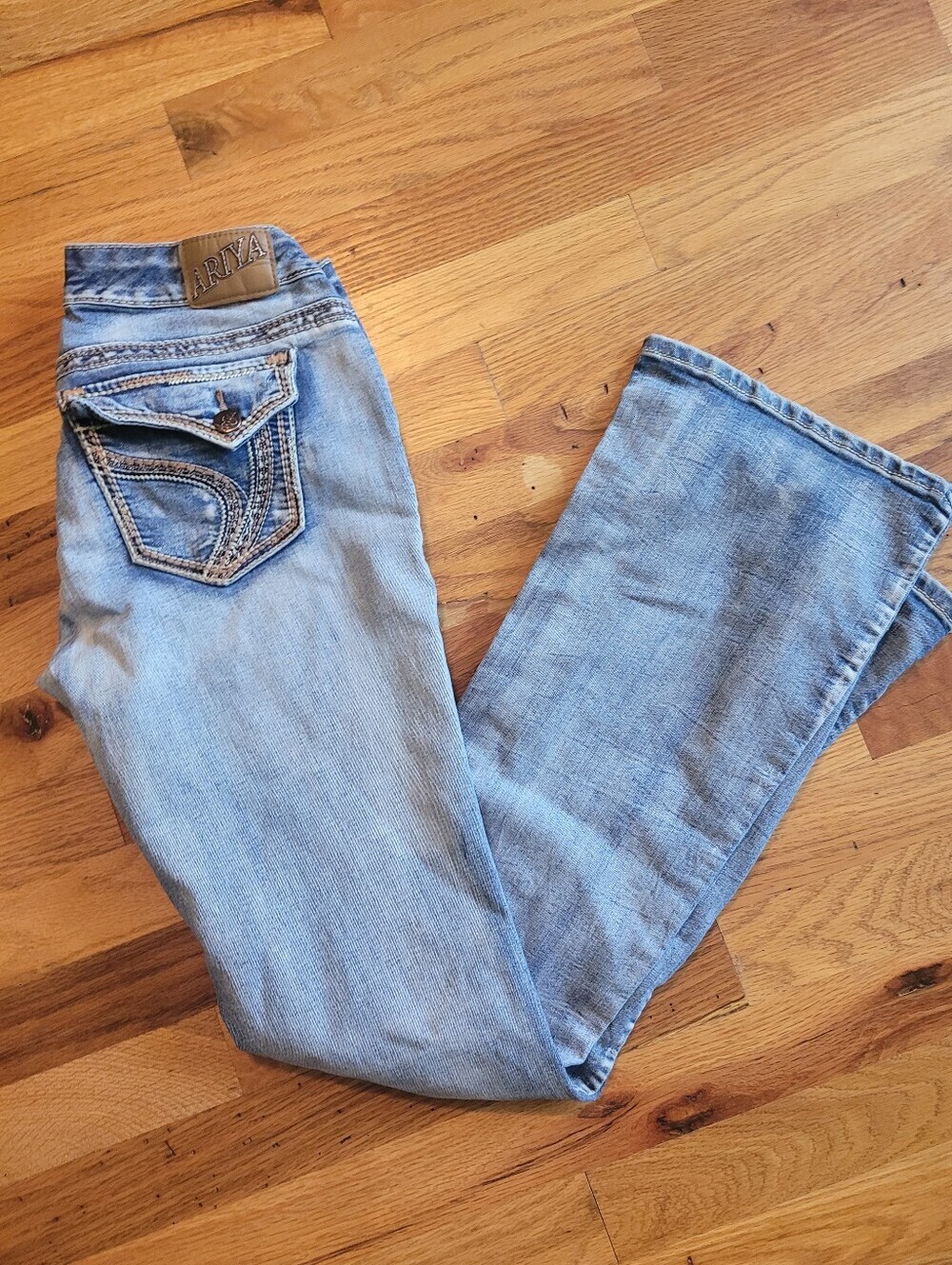 Ariya Jeans Women's 7/8 Bootcut Flap Back Pocket Y2k